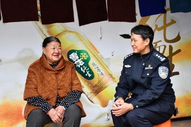 50 岁女民警日均万步霸榜，她为何闲不下来？  第2张