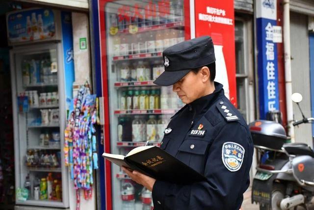 50 岁女民警日均万步霸榜，她为何闲不下来？  第4张