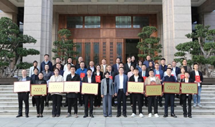 10 家企业联系点和 20 名执法监督员授牌聘任，重庆法治护企座谈会召开  第1张