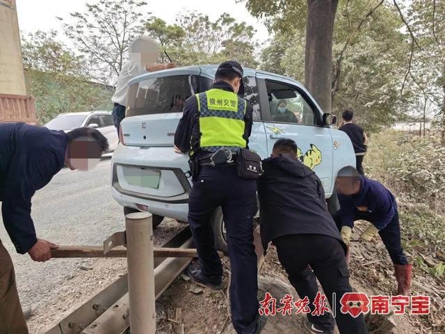 紧急时刻！孕妇分娩遇堵车，民警神速救援开启生命通道  第2张