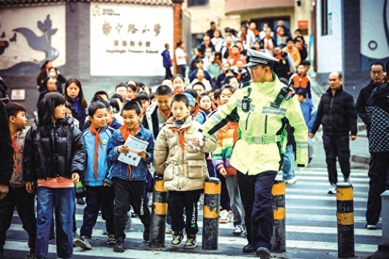 兰州交警全力护航学生安全，10所学校成样板示范，家长放心了  第1张