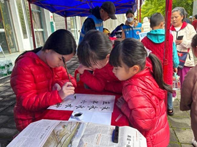 揭秘儋州社区教育奇迹：孩子们的才艺展示惊艳全场，互动体验引爆社区凝聚力  第1张