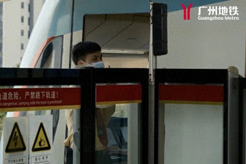 揭秘地铁停站时间差异：为什么换乘站停得特别久？  第1张