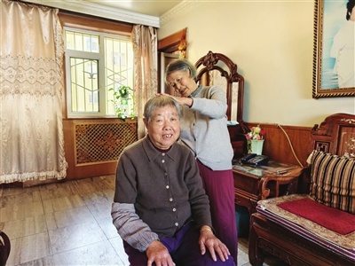 94岁老人独居，82岁弟媳日夜照顾，背后原因让人泪目