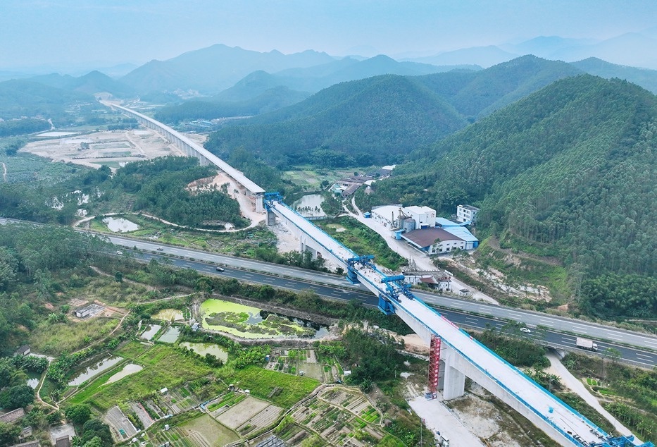珠肇高铁最大跨度连续刚构梁合龙，160米巨龙横跨江肇高速，项目建设再迎重大突破  第2张