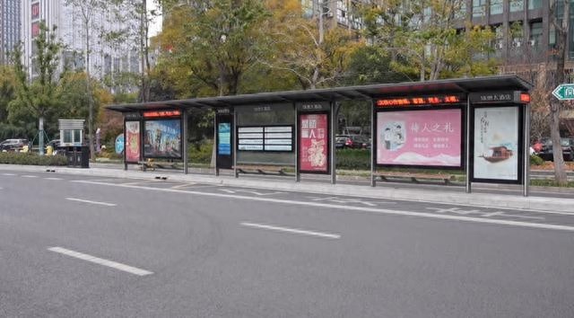 南通58座全新公交候车亭惊艳亮相，智能设计让市民候车更舒适
