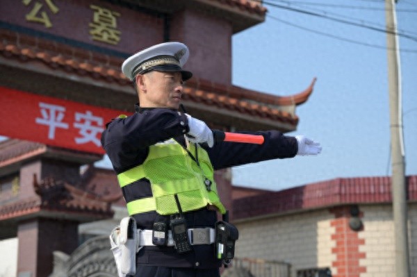 2024冬至祭扫高峰来袭，浦东交警全力护航，确保道路畅通无阻  第1张