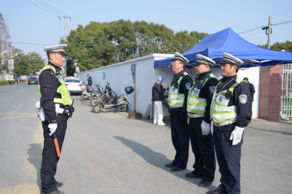 2024冬至祭扫高峰来袭，浦东交警全力护航，确保道路畅通无阻  第3张