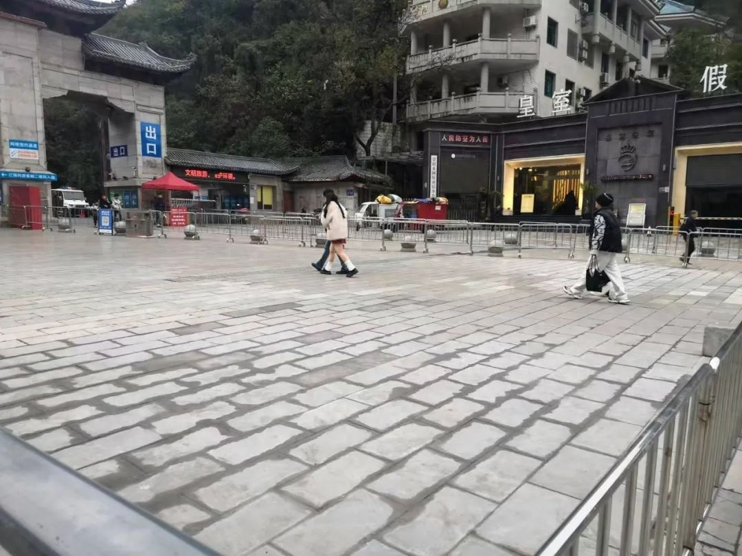 黔灵山公园南大门路面焕然一新，游客体验感飙升，安全隐患彻底消除  第1张