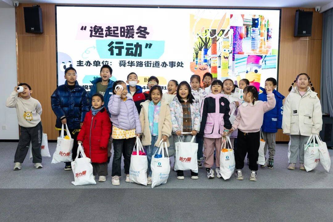 冬日奇景：孩子们为大树穿上温暖新衣，创意设计惊艳全场  第3张