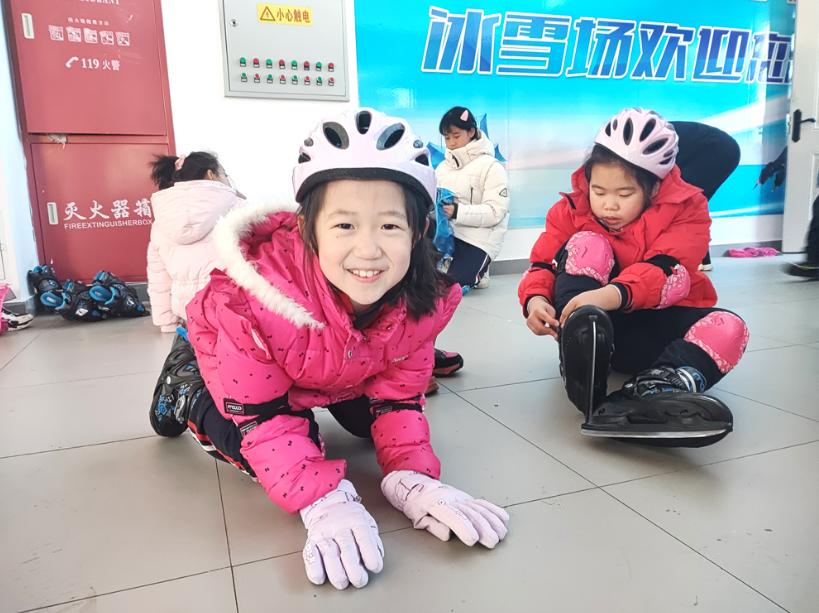 滑冰热潮席卷校园：3000平米冰场，200双滑冰鞋，孩子们的快乐滑翔之旅  第4张