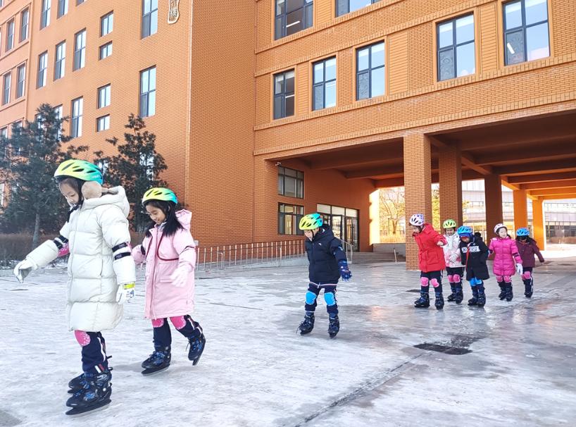滑冰热潮席卷校园：3000平米冰场，200双滑冰鞋，孩子们的快乐滑翔之旅  第6张