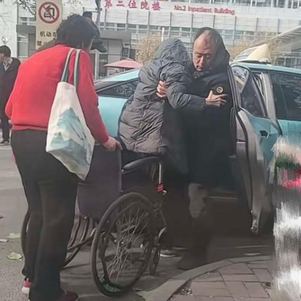 感动全网！天津出租车司机暖心举动，老人连连感谢，网友：这才是真正的服务  第2张