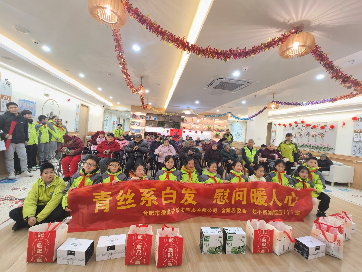 零度寒冬，孩子们的歌声和礼物温暖了整个养老院  第1张
