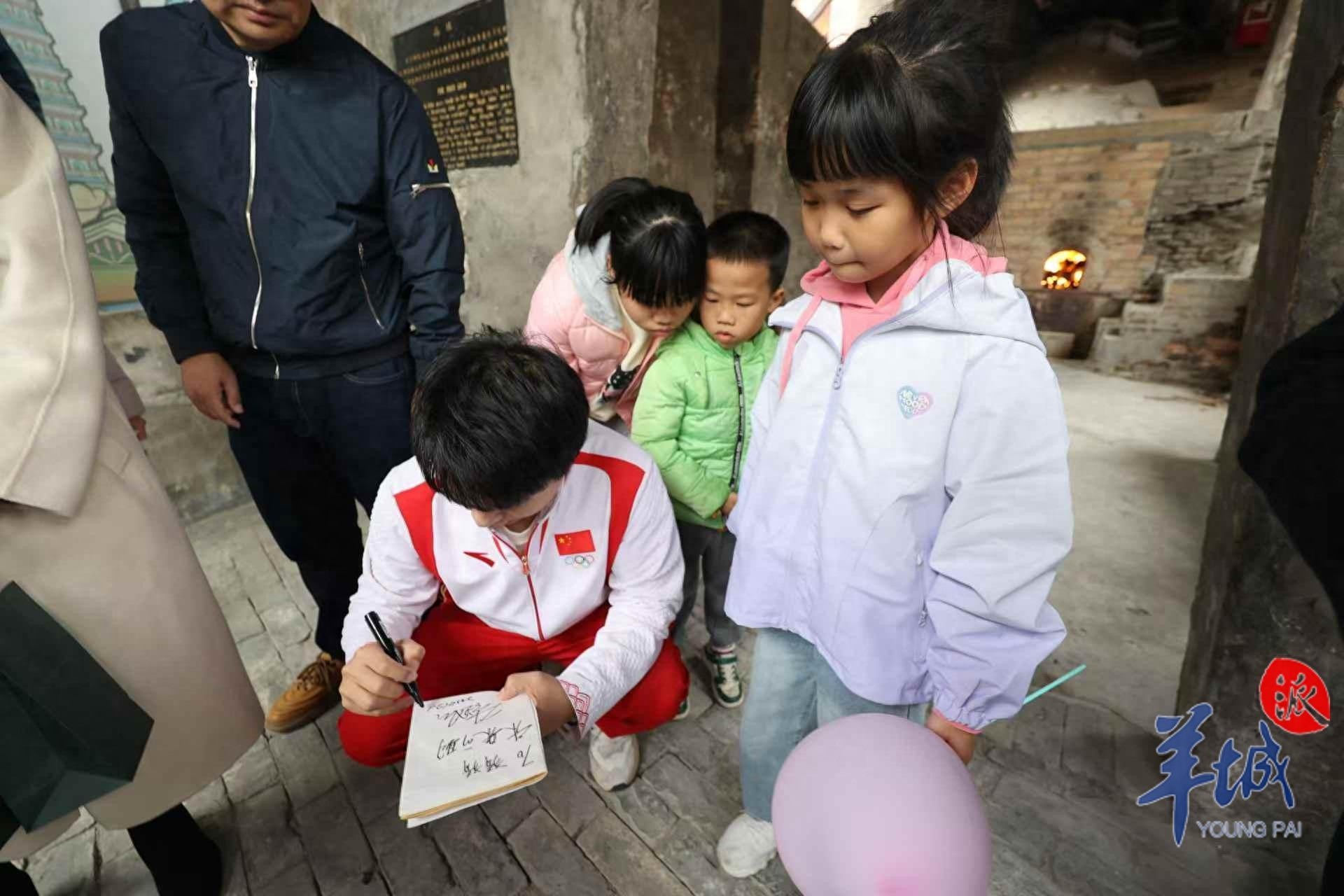 两位奥运冠军在南风古灶留下手印，探秘500年窑火不息的南国陶都  第1张