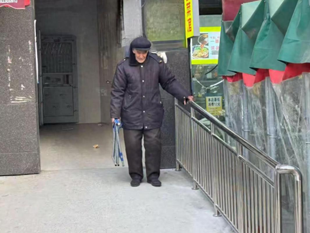3米斜坡装扶手，居民出行更安全！社区暖心行动获赞无数  第1张