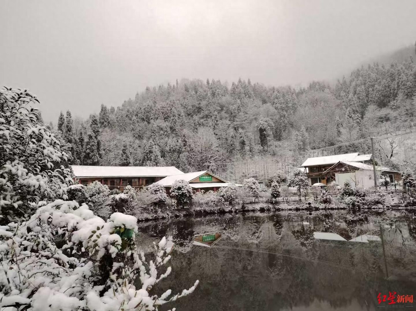 成都人玩雪有多疯狂？停车场堵车8公里，数千人涌向雪山，阳光下的雪景美不胜收  第1张