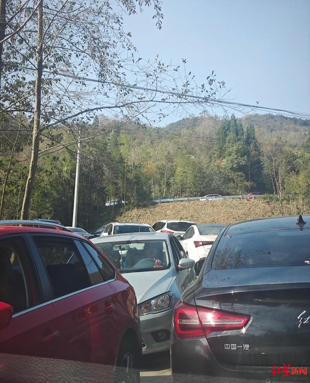 成都人玩雪有多疯狂？停车场堵车8公里，数千人涌向雪山，阳光下的雪景美不胜收  第2张