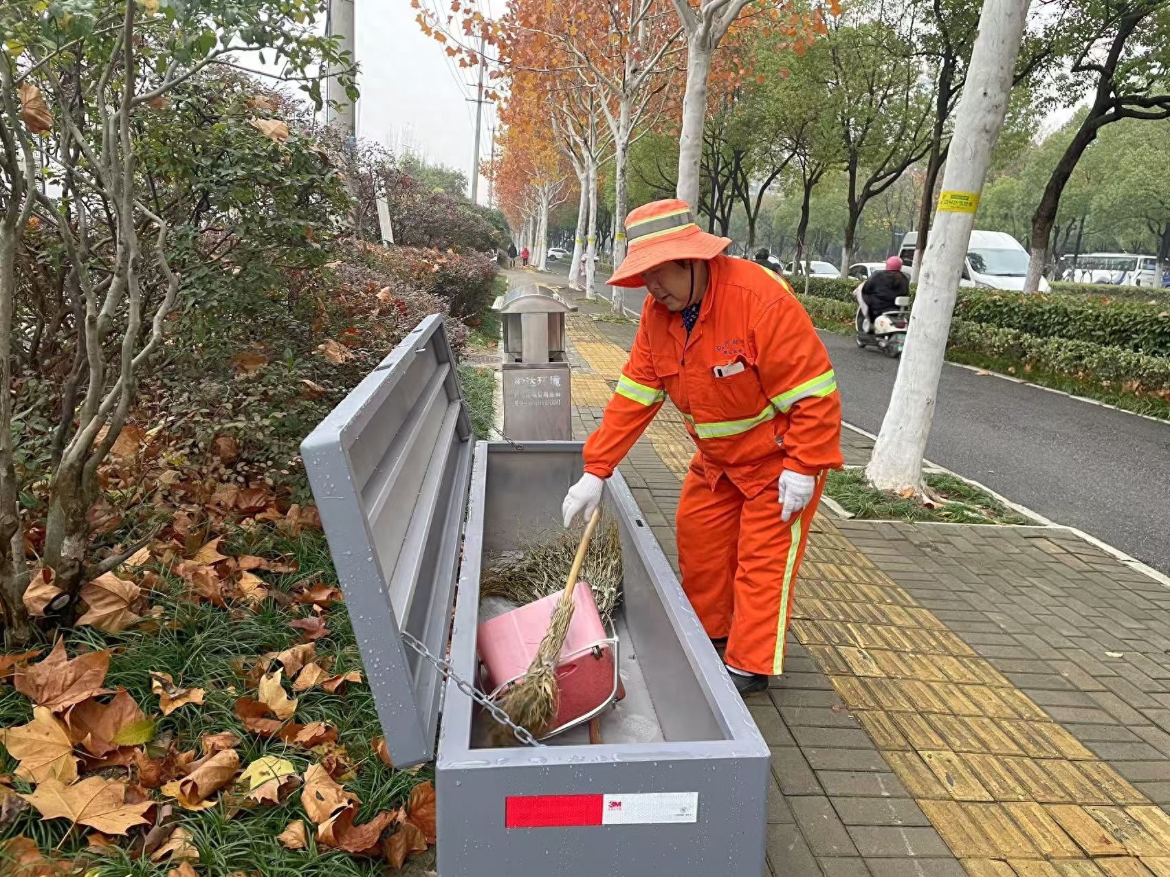 惊！路边座椅下竟藏玄机，770个多功能工具箱暗藏城市暖心设计  第1张