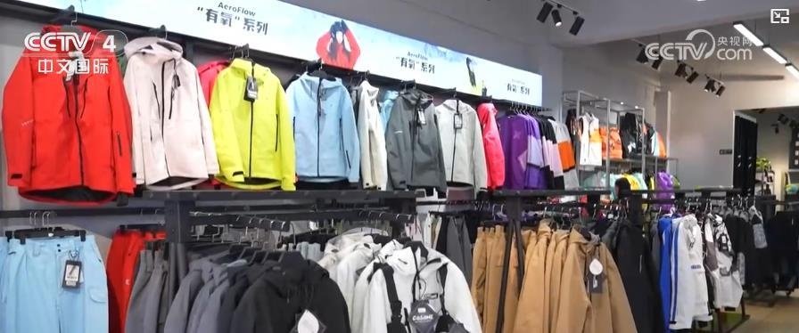河北冰雪旅游火爆！冬奥遗产助力，日均游客超5000，冰雪装备制造业飞速发展  第2张