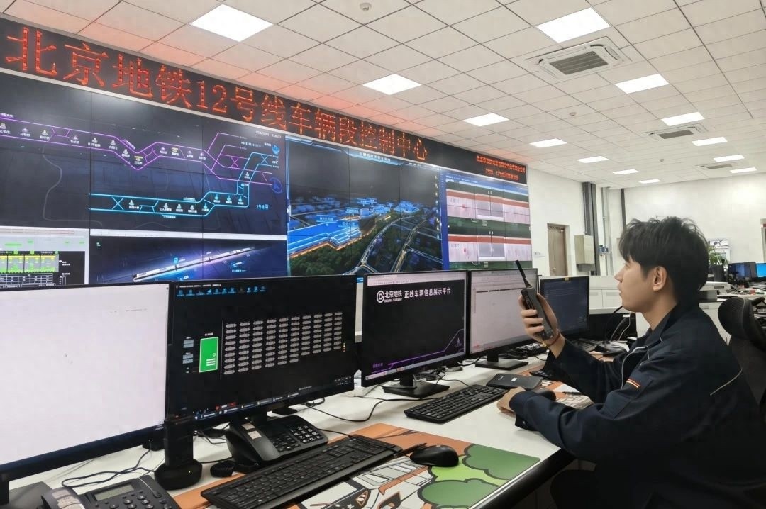 北京地铁12号线惊艳亮相！京剧脸谱涂装笑迎八方，黑科技护航安全出行