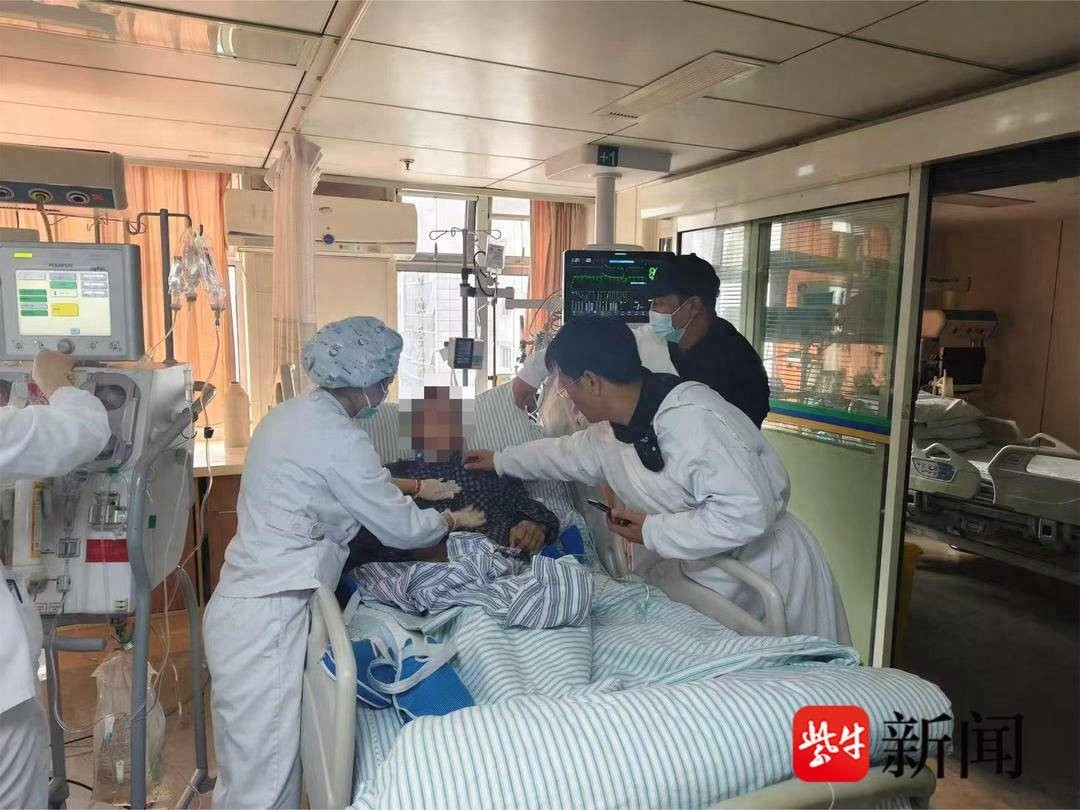 重症监护室里的特殊任务：民警穿防护服为病重老人上门办理身份证  第1张