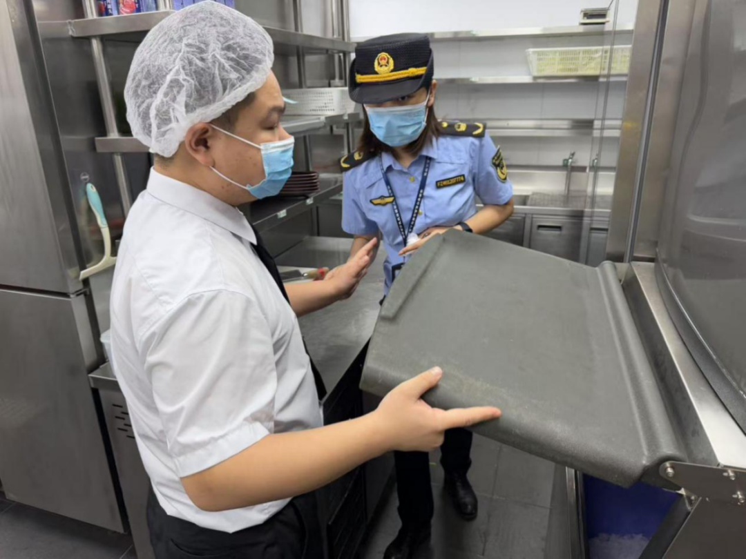 三亚白鹭女子执法队突击检查餐饮店，揭秘你不知道的食品安全隐患