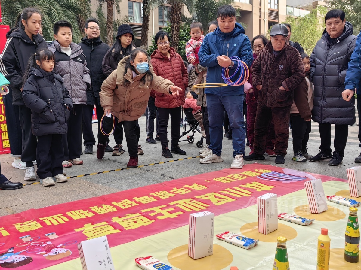 惊！柳州小区游园会惊现整猪，居民疯狂拍照，背后原因竟是……  第2张
