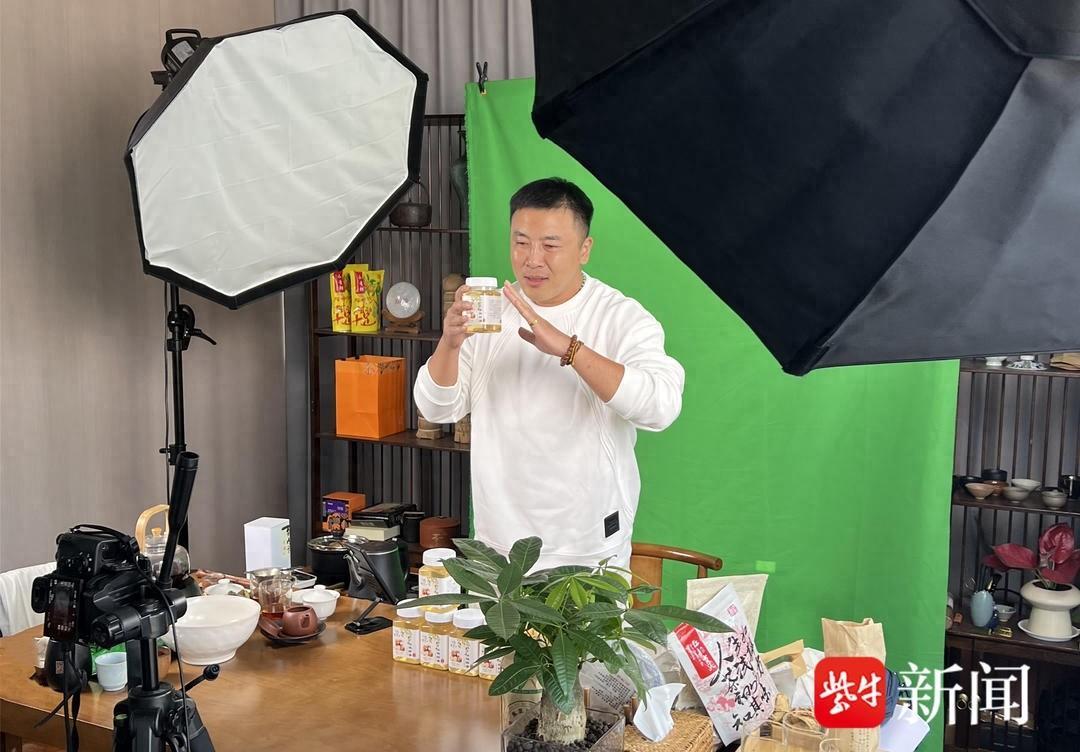 年产十余吨的槐花蜜曾深陷困境，如今为何能畅销云端？  第1张