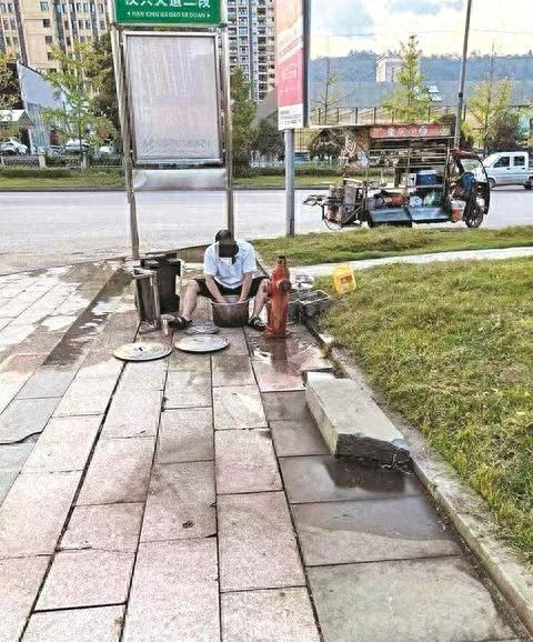 商贩竟用消防栓水洗碗，万一发生火灾怎么办？  第1张