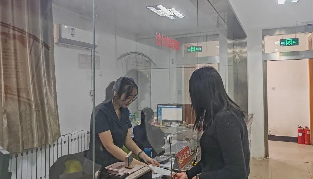 济南长清法院财务窗口上演温情一幕，当事人为何着急缴纳 20 多万罚金？  第3张