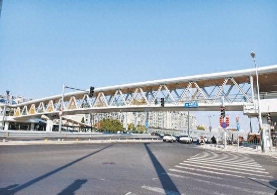 世纪星城小区过街天桥投入使用，居民出行不再绕路  第1张