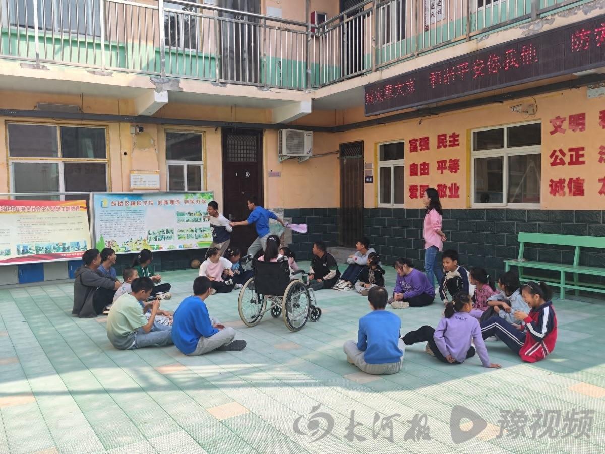 福利儿童走进校园，感受书香氛围，结交好朋友，释放童年热情  第1张