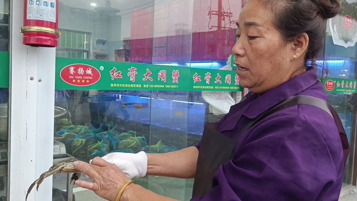 秋风起蟹脚痒，大闸蟹大量上市价格亲民，市民纷纷抢购尝鲜  第4张