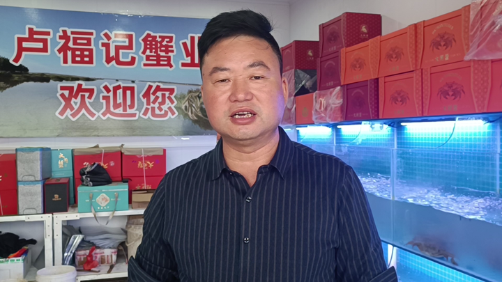 秋风起蟹脚痒，大闸蟹大量上市价格亲民，市民纷纷抢购尝鲜  第6张