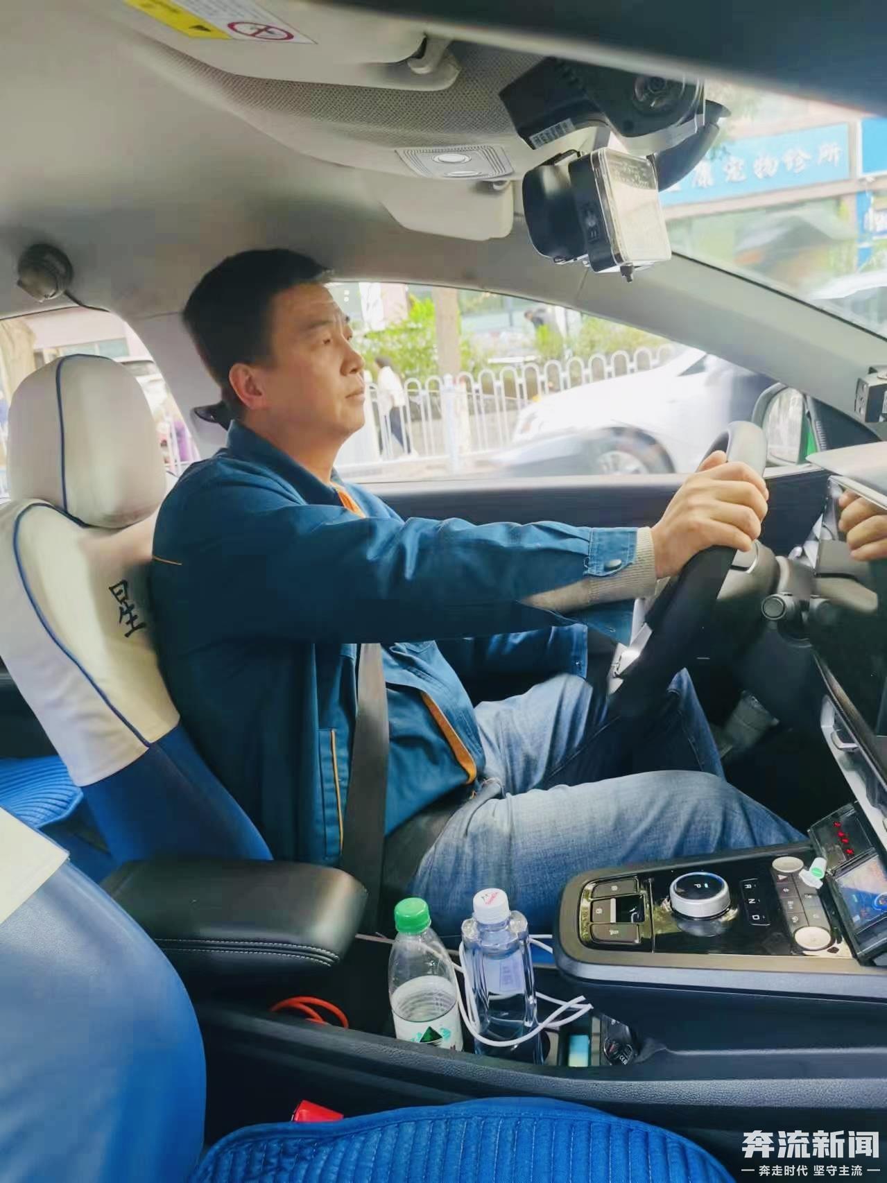 4 岁女童高烧昏迷，出租车司机连闯两红灯紧急送医  第2张