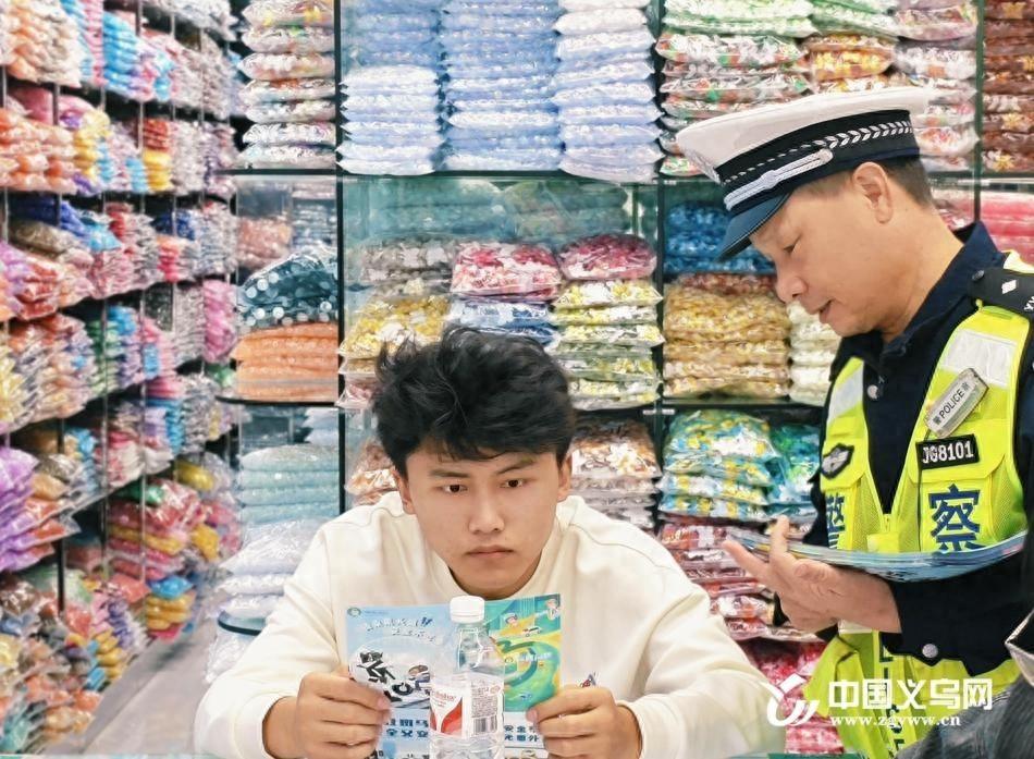 义乌交警深入市场，强调拒绝酒驾，不开英雄车  第1张