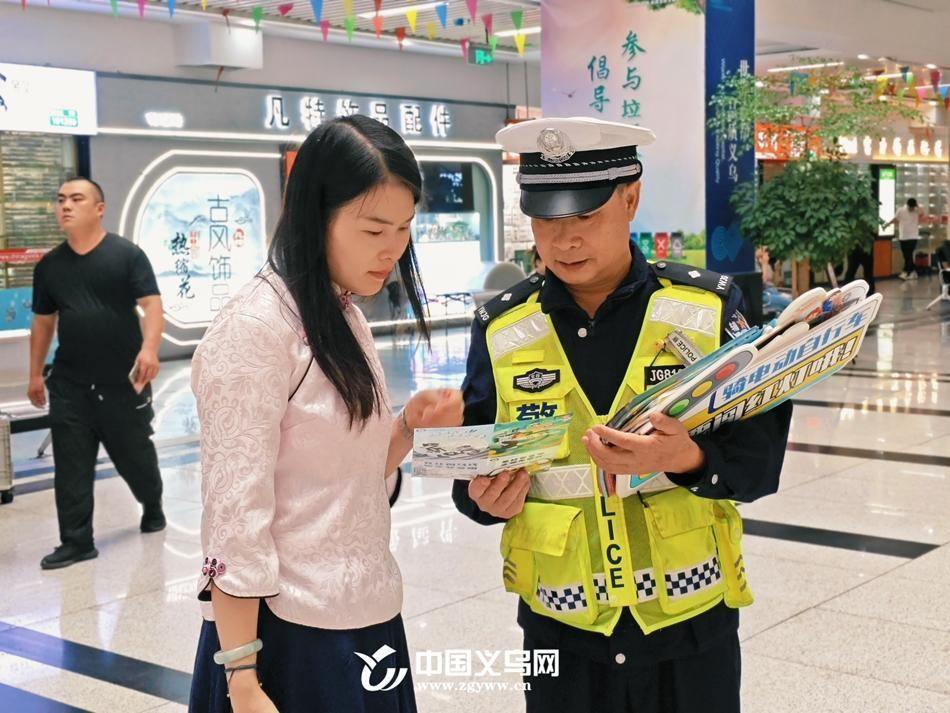 义乌交警深入市场，强调拒绝酒驾，不开英雄车  第3张