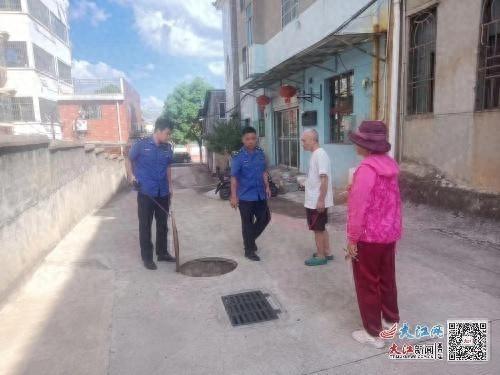 12 米污水管道被堵塞，居民生活苦不堪言，城管局接诉即办，加班加点解民忧  第1张