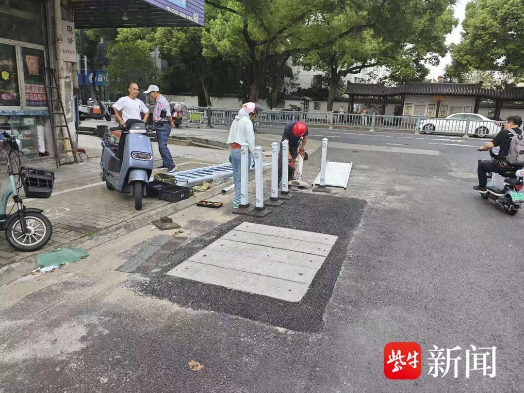 西门口隔离栏损坏，居民出行安全谁来保障？  第1张