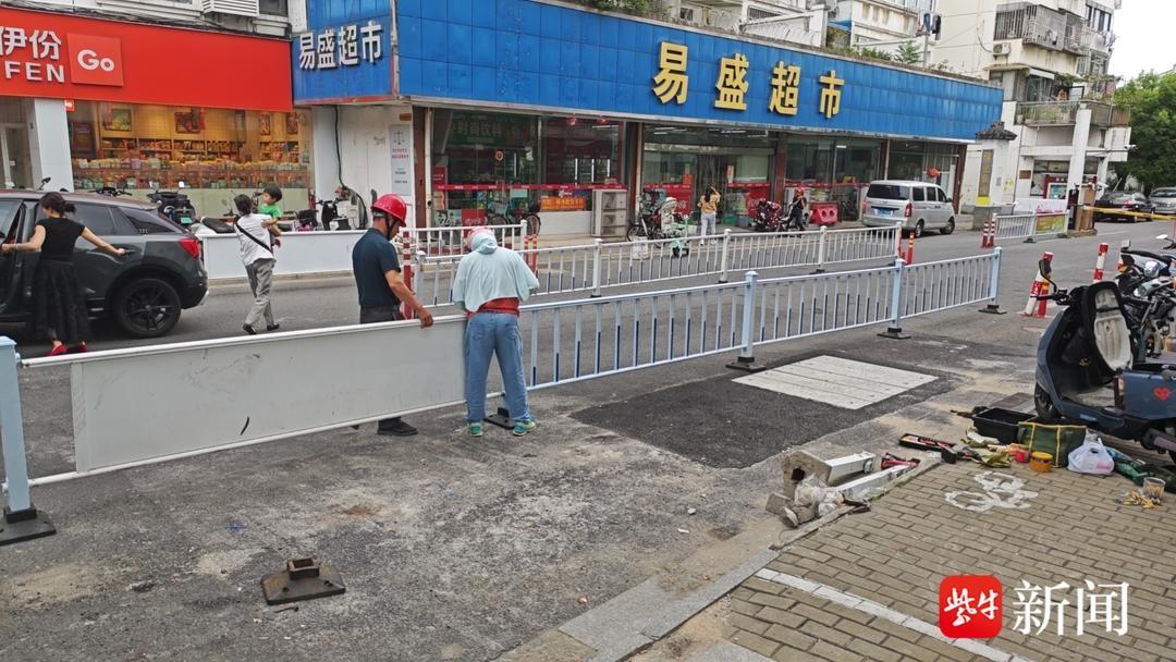西门口隔离栏损坏，居民出行安全谁来保障？  第2张
