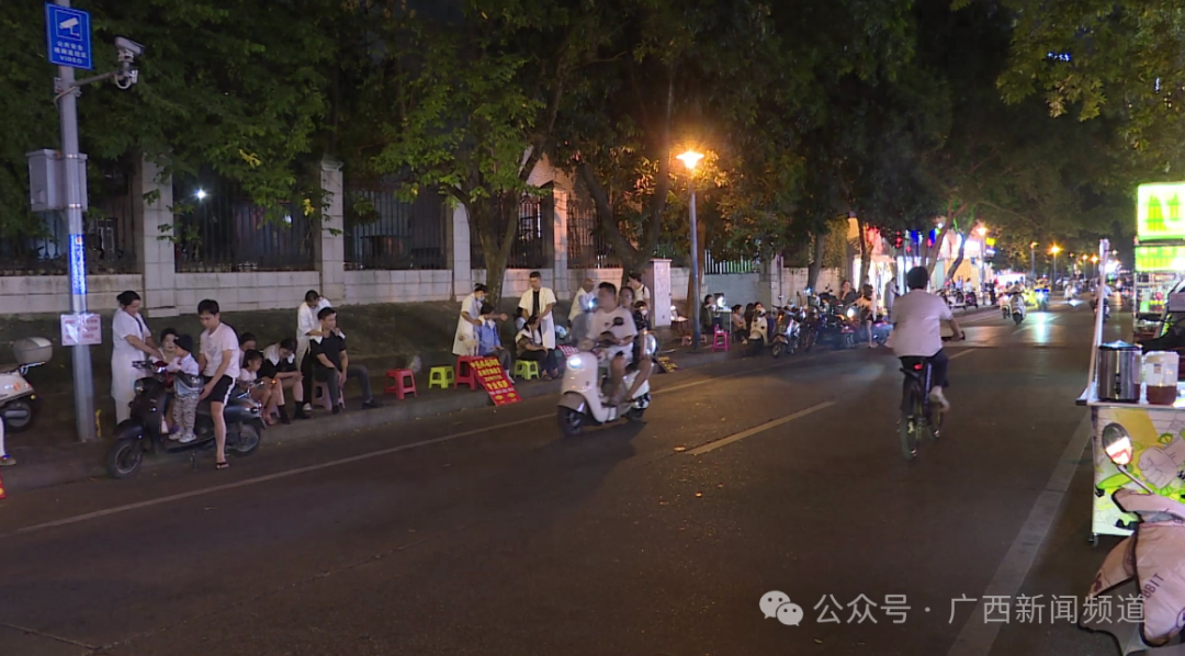 9.9 元按摩！南宁街头按摩摊火了，500 米长的路上竟有近百位按摩师  第1张