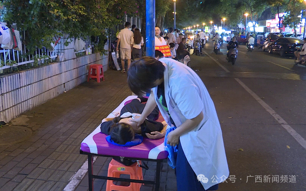 9.9 元按摩！南宁街头按摩摊火了，500 米长的路上竟有近百位按摩师  第6张