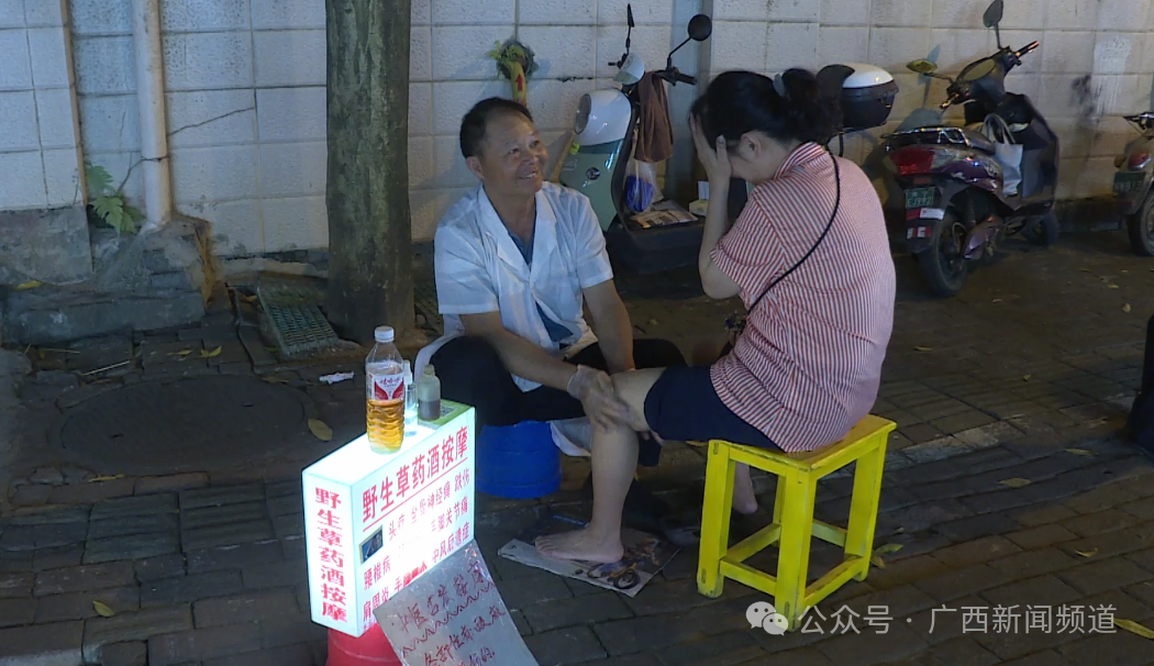 9.9 元按摩！南宁街头按摩摊火了，500 米长的路上竟有近百位按摩师  第7张