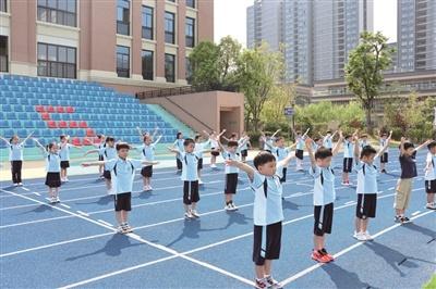 杭州这所小学一周 5 节体育课，每天运动 2 小时，家长：娃的视力可以稳住了