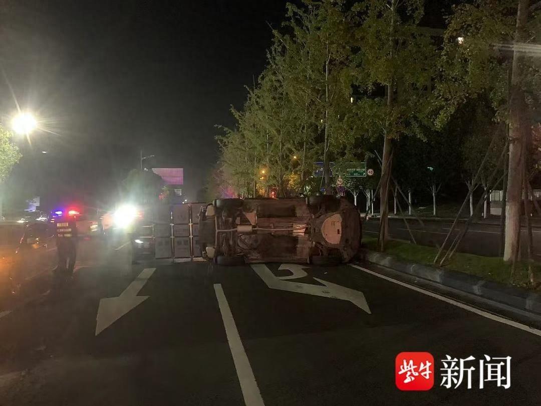 凌晨连变 5 股车道！南京一轿车险酿大祸，司机：我以为……  第1张