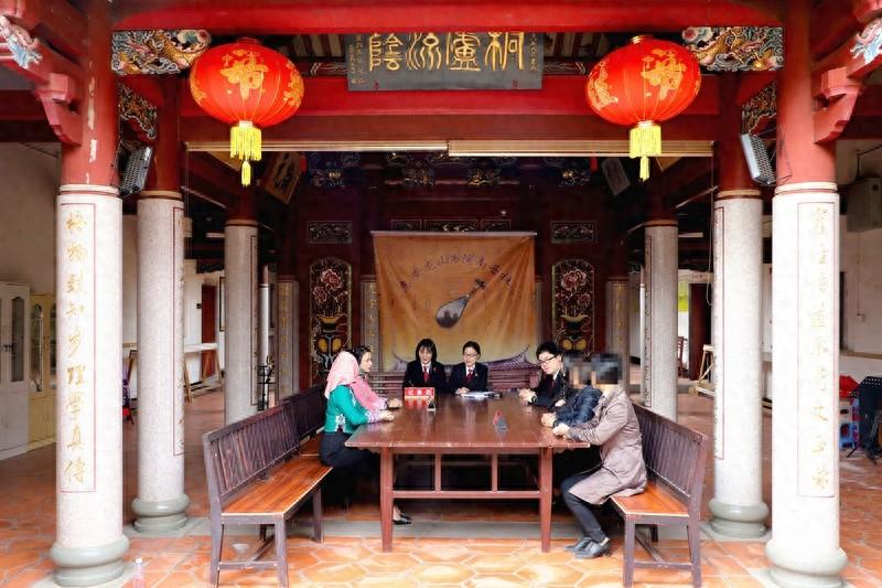 多亏了她们，这对离婚夫妻才没有闹到不欢而散
