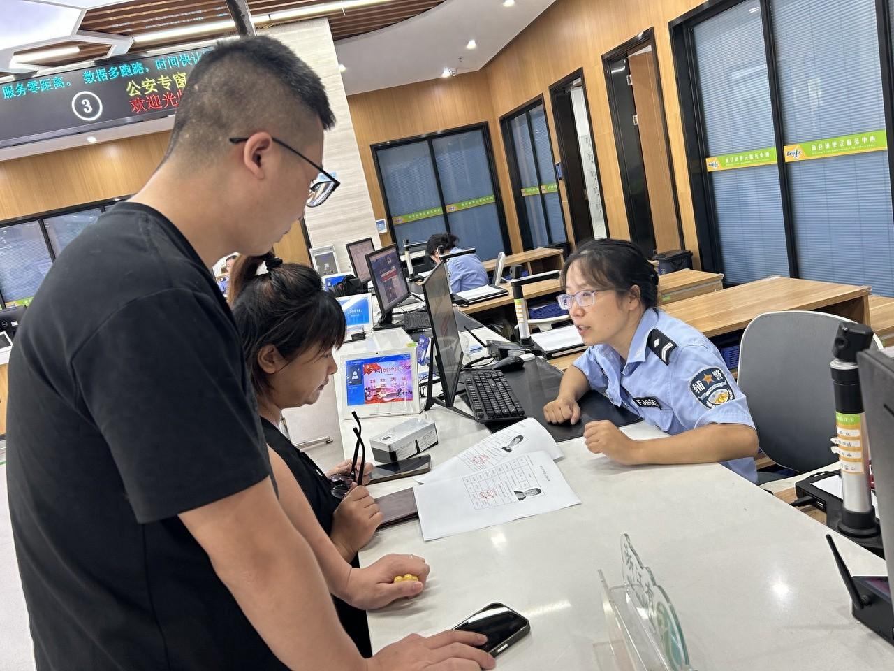 特事特办！外地户口的曹先生两天办好居住证，顺利领证结婚