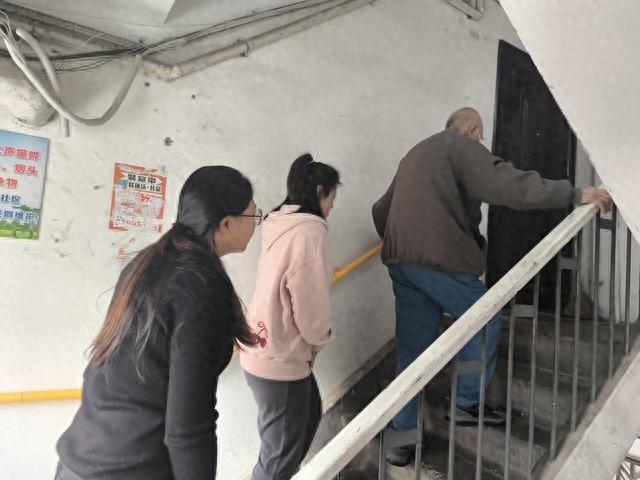 惊险！老人摔倒在地，幸得社工相助  第1张