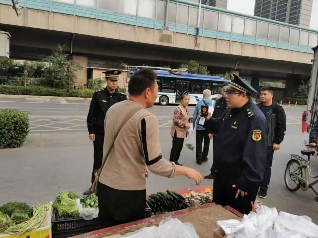 段店北路综合行政执法中心出手！整治流动商贩，还路于民  第2张